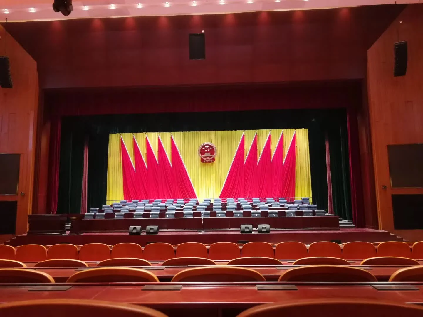 东营政府1000人报告厅现场照片 4